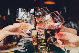 Amis prenant un verre au Florentin à Florentin-La-Capelle